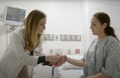 Кодирование Аквилонг в Кирсе Врач держит пациентку за руку